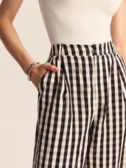 Pantalon vichy noir et blanc, détail porté de la taille
