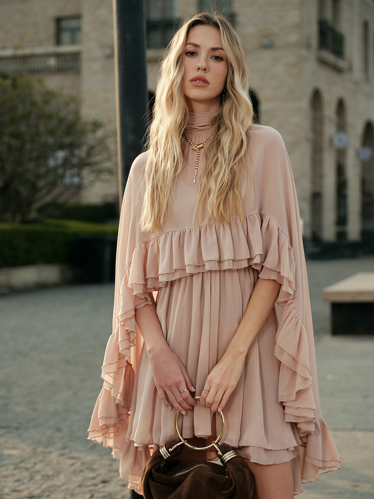 Robe chiffon à volants avec cape