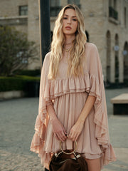 Robe chiffon à volants avec cape