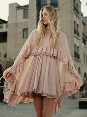 Robe chiffon à volants avec cape