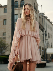 Robe chiffon à volants avec cape