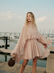 Robe chiffon à volants avec cape