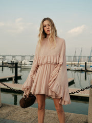 Robe chiffon à volants avec cape