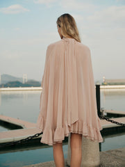 Robe chiffon à volants avec cape