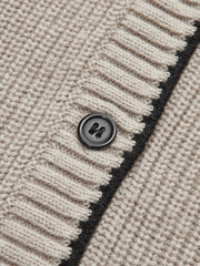 Cardigan col lavallière laine beige — gros plan sur la bordure noire côtelée et un bouton