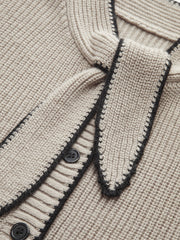Cardigan col lavallière laine beige — gros plan sur le col à nœud et les premiers boutons