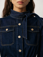 Robe en jean ceinturée col montant