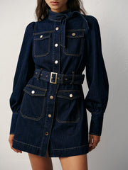 Robe en jean ceinturée col montant
