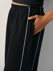 Pantalon de jogging à bande noir, détail de la bande