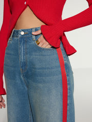 Jean ample à bande rouge bleu, détail de la taille