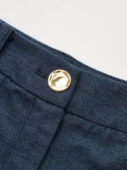 Pantalon ample à pinces marine, détail du bouton