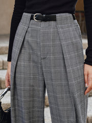 Pantalon large prince-de-galles gris, détail porté