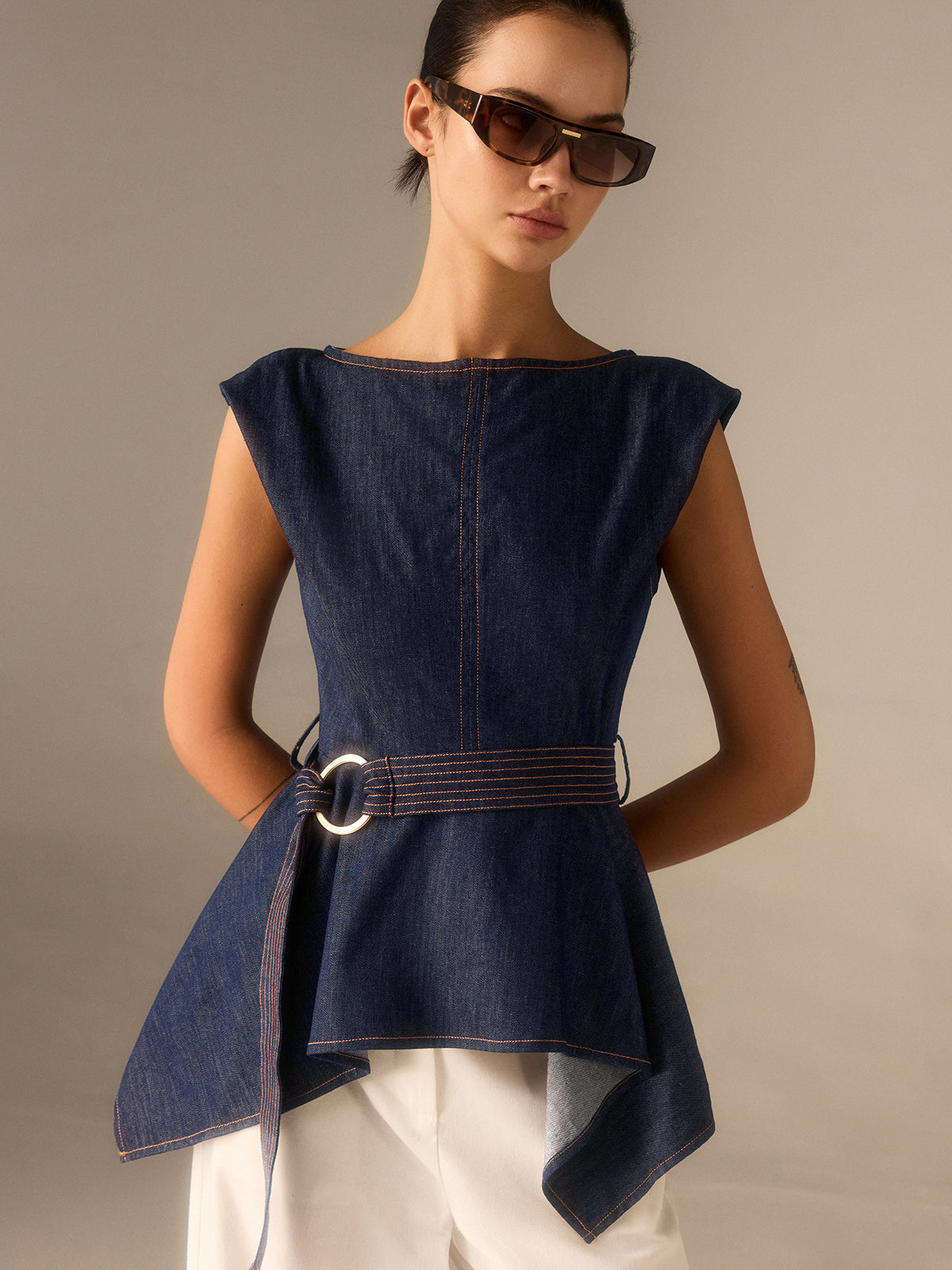 Top peplum ceinturé en denim