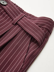Pantalon rayé à taille asymétrique bordeaux, détail de la taille