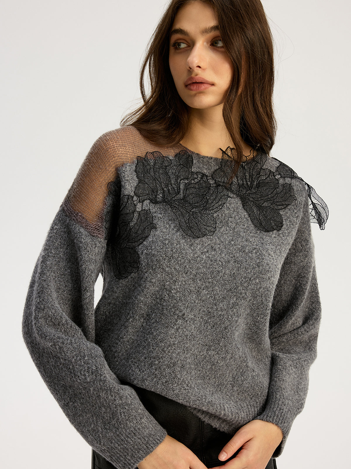 Pull dentelle fleurie col rond