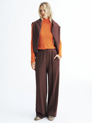 Pantalon de jogging brun ample, vue portée de face
