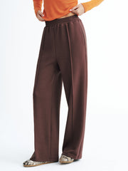 Pantalon de jogging brun ample, vue portée de trois quarts