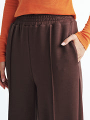 Pantalon de jogging brun ample, détail porté