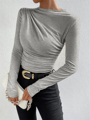 Chemise froncée manches longues gris clair — vue portée de face, pochette blanche à la main