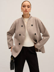 Veste oversize à boutons beige — vue portée de face en studio, pantalon noir