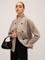 Veste oversize à boutons beige — vue portée de trois-quarts en studio
