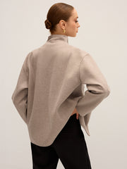 Veste oversize à boutons beige — vue portée de dos en studio