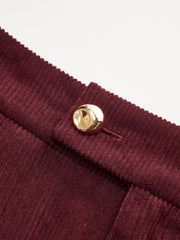 Pantalon velours côtelé bordeaux, détail du bouton