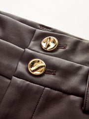Pantalon simili cuir marron, détail des boutons