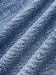 Jean à jambe galbée bleu, détail du denim