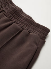 Pantalon de jogging brun ample, détail de l'élastique