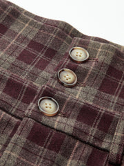Pantalon ample à carreaux taille haute bordeaux, détail des boutons