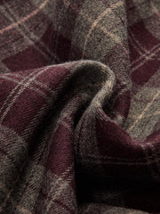 Pantalon ample à carreaux taille haute bordeaux, détail des carreaux