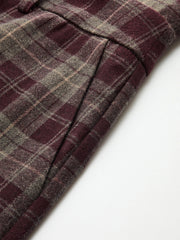 Pantalon ample à carreaux taille haute bordeaux, détail de la pince