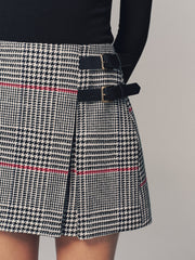 Jupe mini pied-de-poule double ceinture — gros plan sur les sangles à boucles argentées du côté