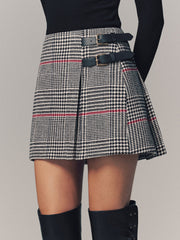 Jupe mini pied-de-poule double ceinture — vue portée de face, cadrée à la taille, col roulé noir