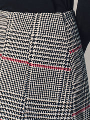 Jupe mini pied-de-poule double ceinture — gros plan sur le motif du tissu