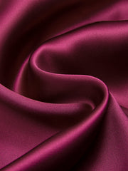 Pantalon satiné bordeaux, détail du tissu