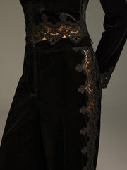 Pantalon velours à bande de dentelle noir, détail de la dentelle