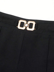 Pantalon ample à boucle métallique noir, détail de la boucle