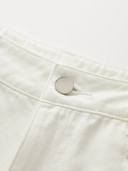 Jean blanc à jambes larges, détail du bouton