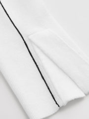 Pull col roulé passepoil contrasté blanc — gros plan sur le passepoil noir de la manche
