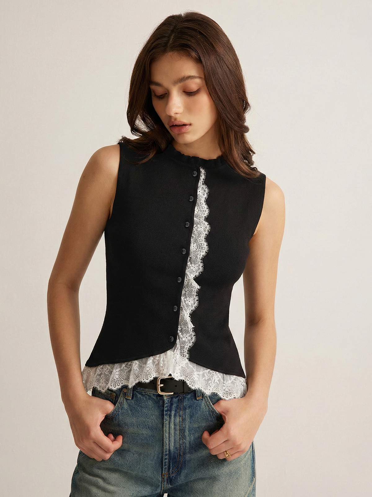 Gilet tricot boutonné bord dentelle