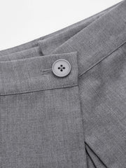 Pantalon portefeuille gris, détail du bouton
