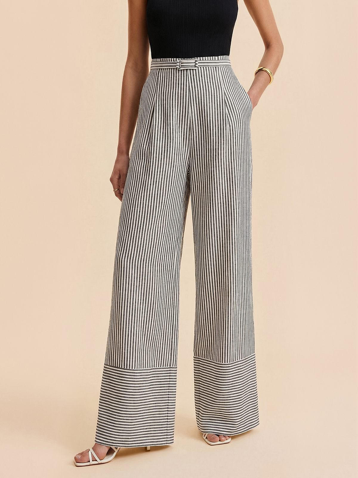 Pantalon rayé jambe large ceinture noir et blanc, vue portée de face