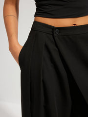 Pantalon ballon à rabat asymétrique noir, détail du rabat