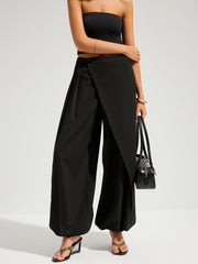 Pantalon ballon à rabat asymétrique noir, vue portée de face