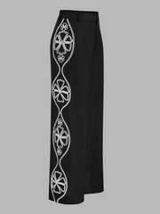 Pantalon noir brodé côté, pièce seule, vue de profil