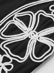 Pantalon noir brodé côté, détail de la broderie