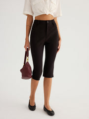 Pantalon capri slim noir, détail porté