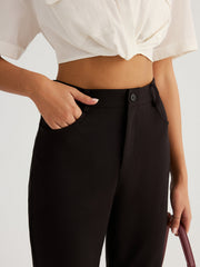 Pantalon capri slim noir, détail de la taille